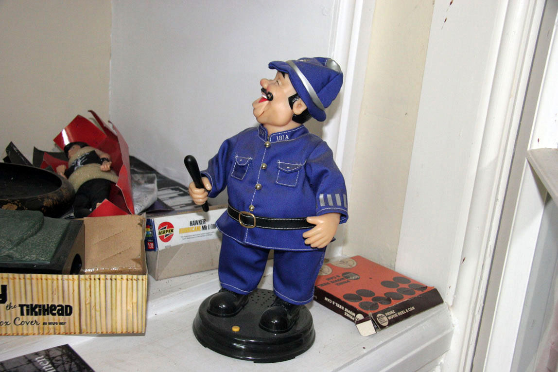 A Day at Pete Doherty's House / Wiltshire / laughing bobby