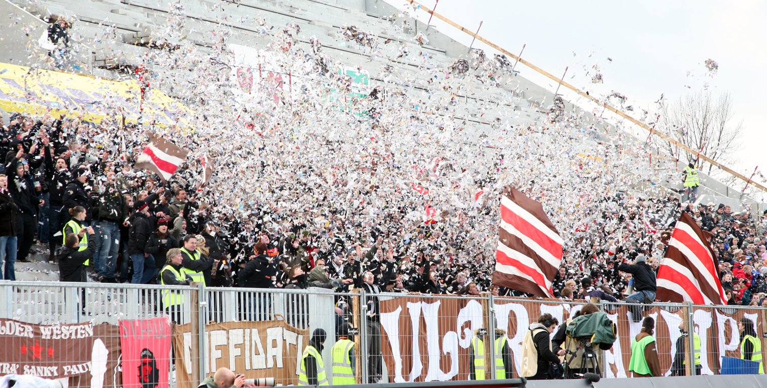 St Pauli FC Fans / Hamburg / St Pauli Confetti